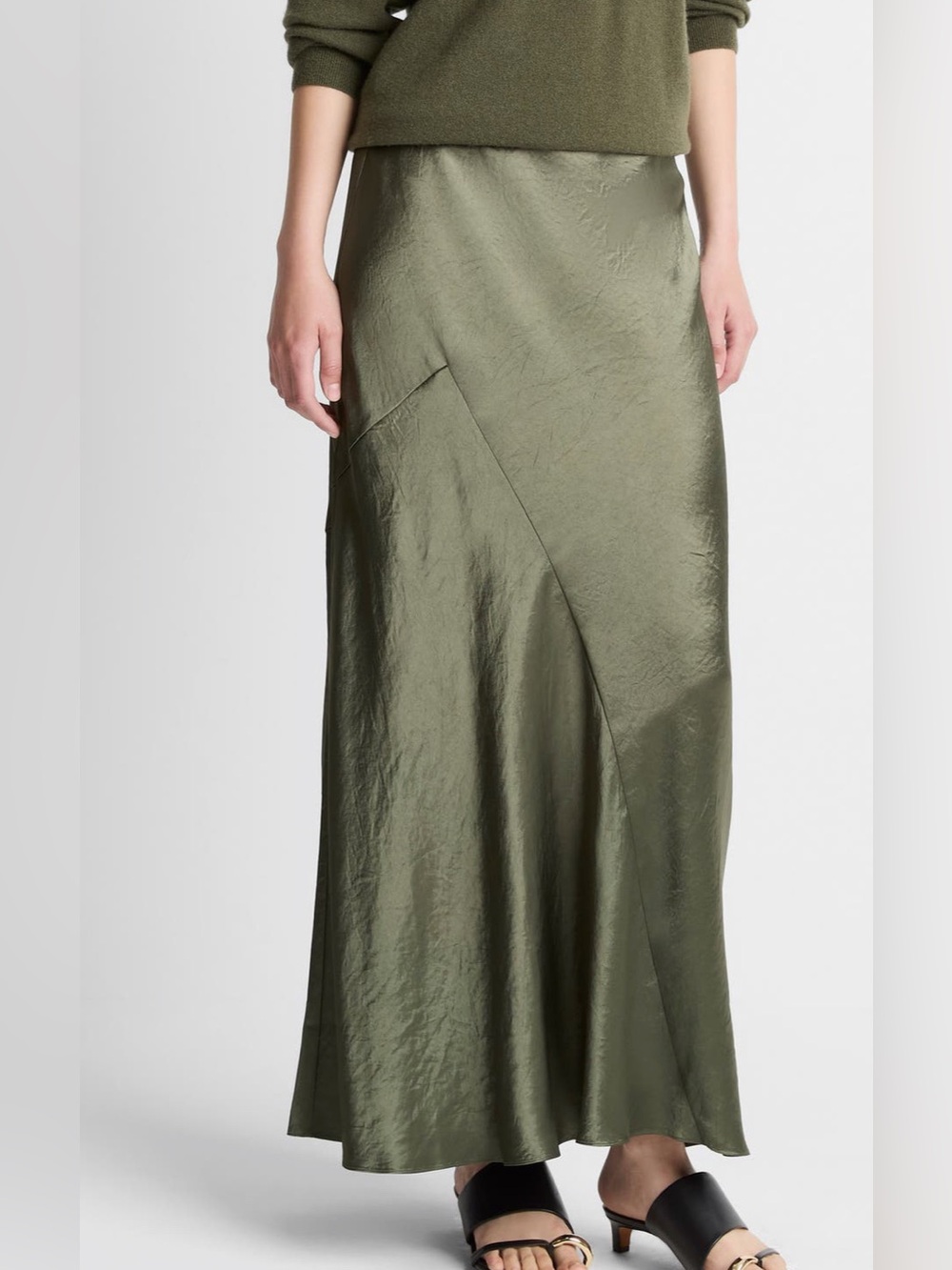 Vince panel  Satin Bias-Cut Maxi Skirt
Size large
Color: Herba